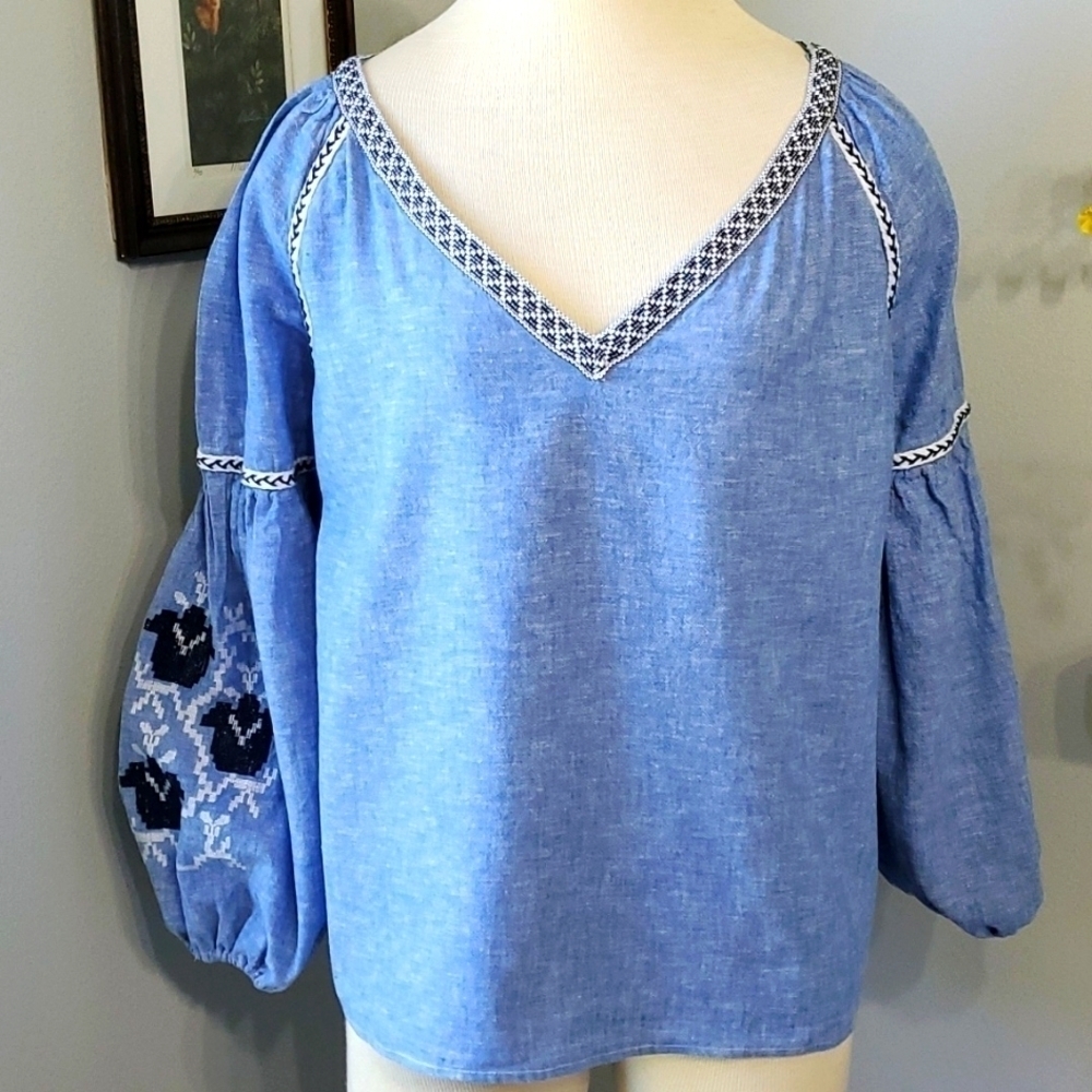 ZARA‎ BASIC COLLECTION LIGHT DENIM TOP. Size large. Enbroidery sleeves. V neck.